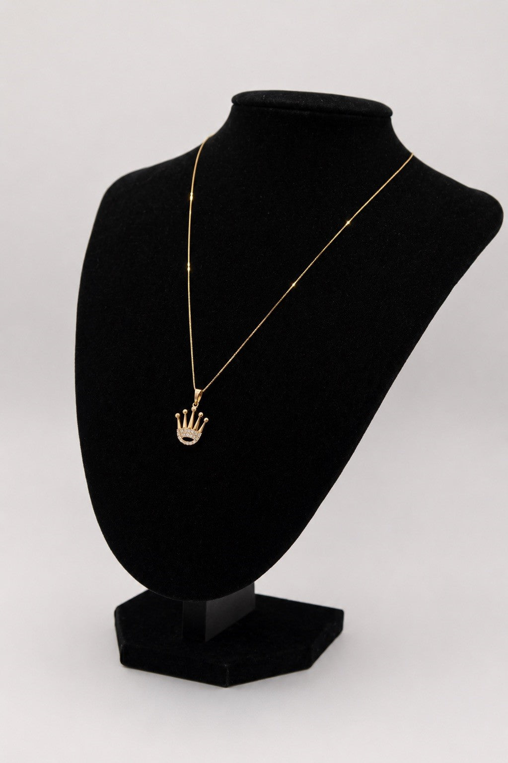10K Yellow Gold Italian Chain with crown pendant 2.1g/17in